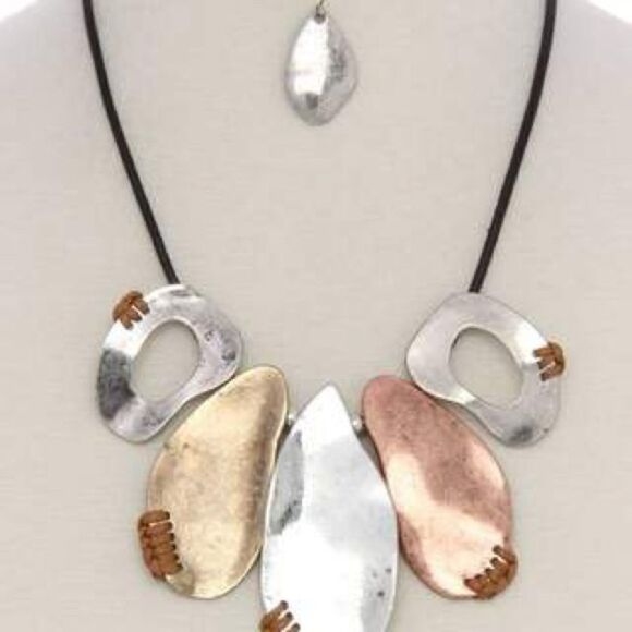 Jewelry - ORGANIC SHAPE SHORT STATEMENT NECKLACE